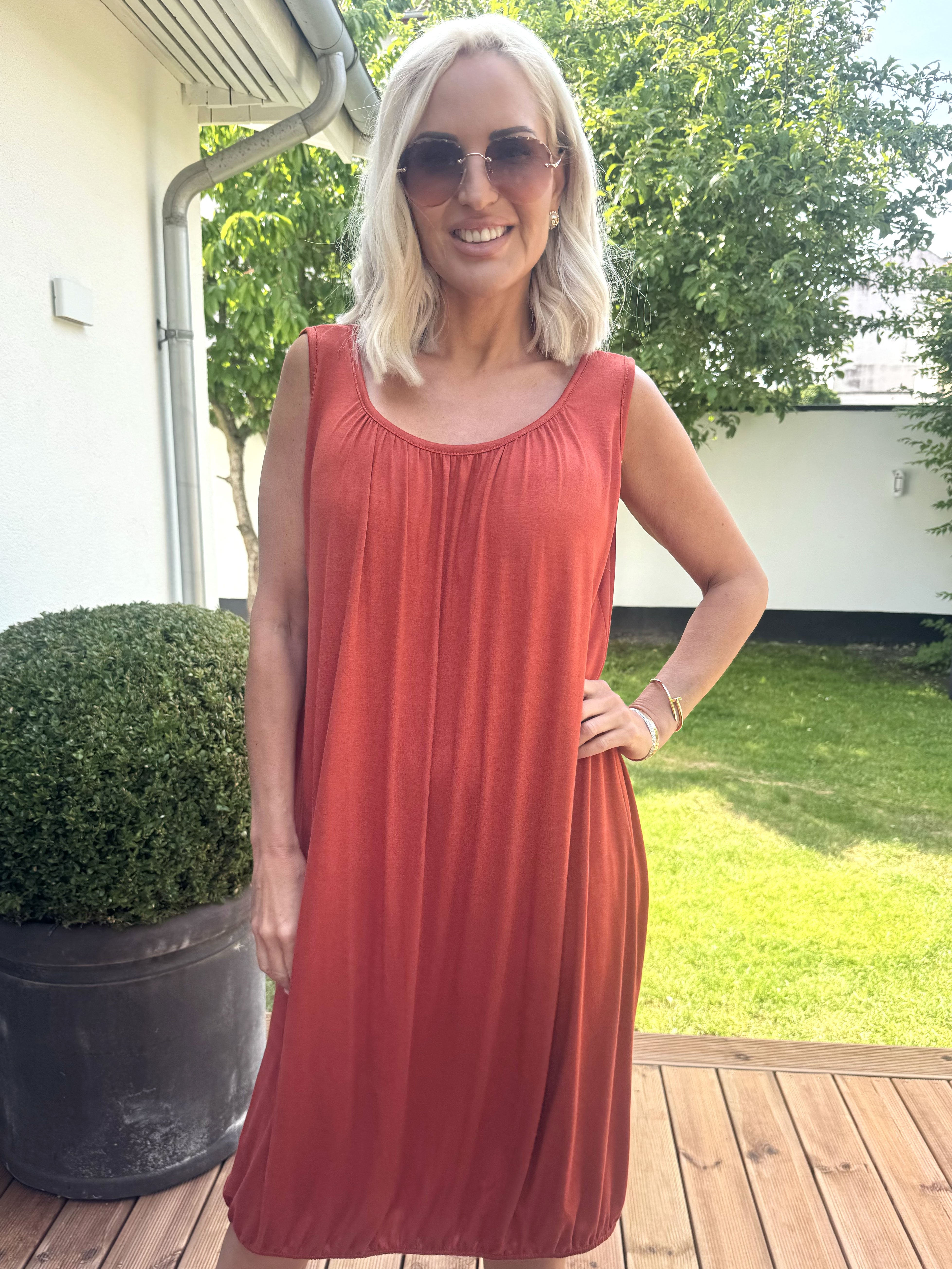 Miracle Sleeveless Dress - Basis kjole i viskose med elastik forneden